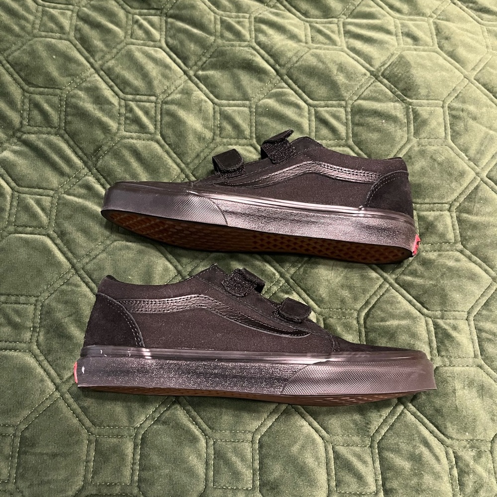 BRAND NEW NEVER WORN solid black Velcro old skool Vans